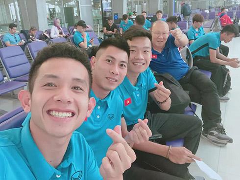 Tuyển thủ Việt Nam đăng ảnh lên đường sang Qatar tập huấn
