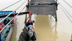 Sập cầu ở Nha Trang, 3 người thoát chết