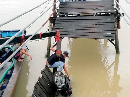 Clip: Cần cẩu gãy đôi, đổ sập khi đang vớt xe tải trong vụ sập cầu ở Đồng Tháp-5