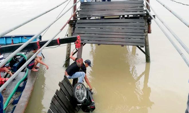 Sập cầu ở Nha Trang, 3 người thoát chết-1