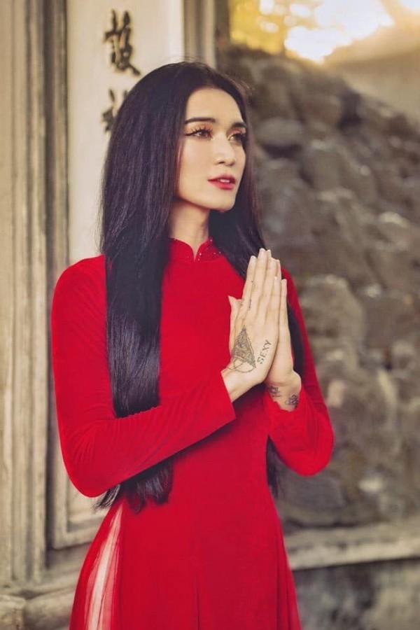 Sửng sốt với màn giả gái xuất sắc của BB Trần qua bộ ảnh áo dài tuyệt đẹp giữa lòng Hà Nội-1