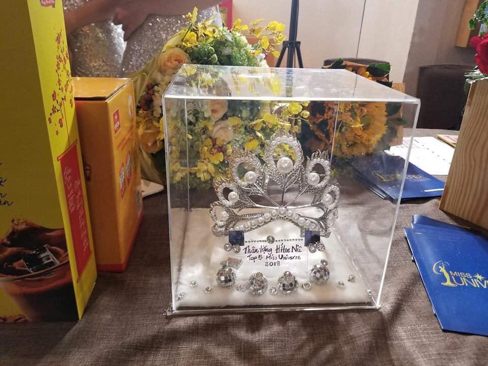 HHen Niê được tặng vương miện Mikimoto đẹp ngang ngửa bản gốc, fan lập tức cảnh báo: Đừng đội chị ơi!-4