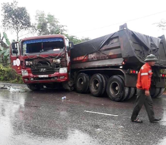 Nghệ An: Xe buýt chở 20 người lao xuống vực bên đường sau khi tông xe tải-1
