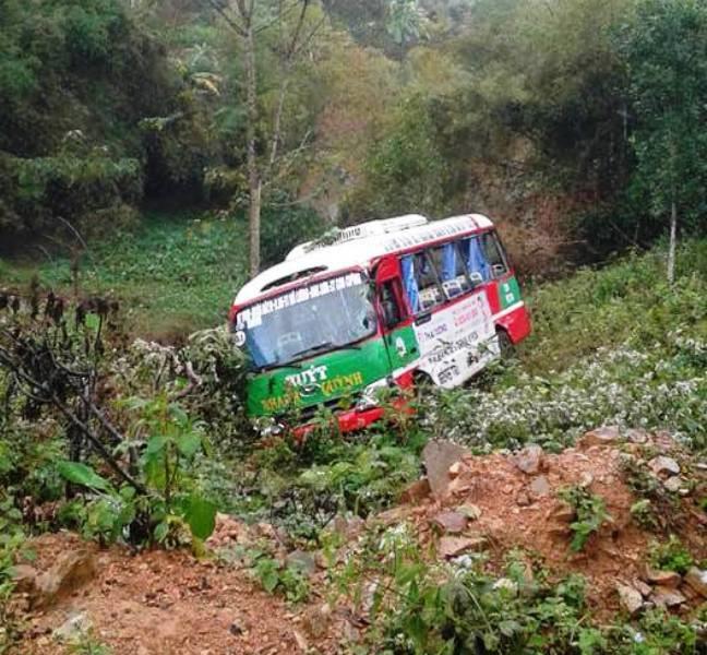 Nghệ An: Xe buýt chở 20 người lao xuống vực bên đường sau khi tông xe tải-2