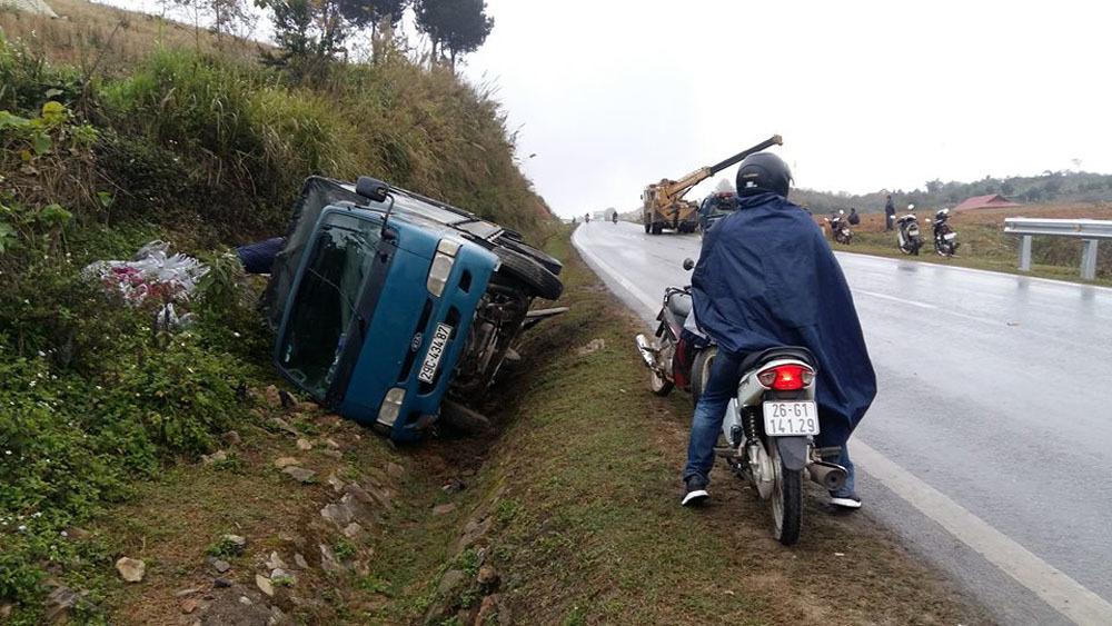 Sơn La: Xe tải lật như ngả rạ trên QL6 do trời mưa mù-2