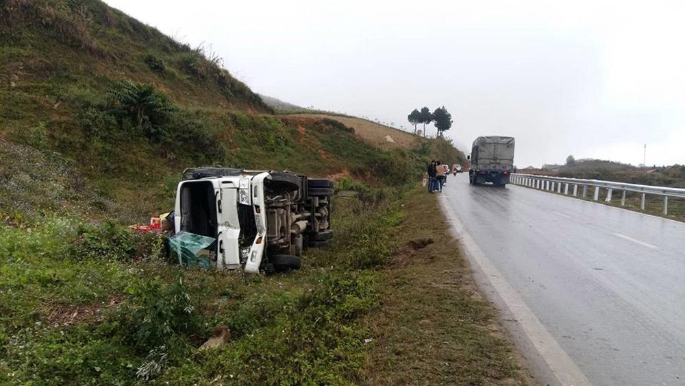 Sơn La: Xe tải lật như ngả rạ trên QL6 do trời mưa mù-4
