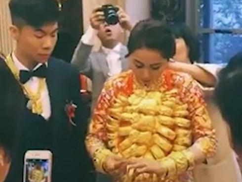 Phủ kín vàng từ cổ đến tay, cô dâu trẻ khiến người xem 'ngất lên ngất xuống' vì của hồi môn quá khủng