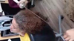 Rợn người cảnh cắt tóc bằng kiếm samurai sắc nhọn ở Tây Ban Nha