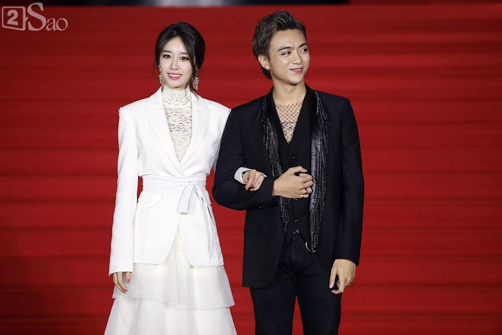 Soobin Hoàng Sơn lộ cằm nhọn hoắt, cứng đờ khi sánh đôi cùng Jiyeon trên thảm đỏ-2