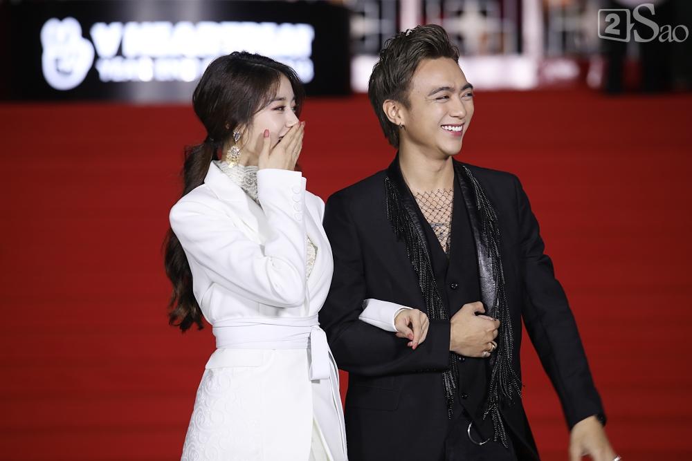 Soobin Hoàng Sơn lộ cằm nhọn hoắt, cứng đờ khi sánh đôi cùng Jiyeon trên thảm đỏ-3