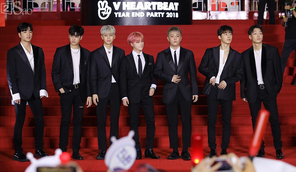 Soobin Hoàng Sơn lộ cằm nhọn hoắt, cứng đờ khi sánh đôi cùng Jiyeon trên thảm đỏ-5