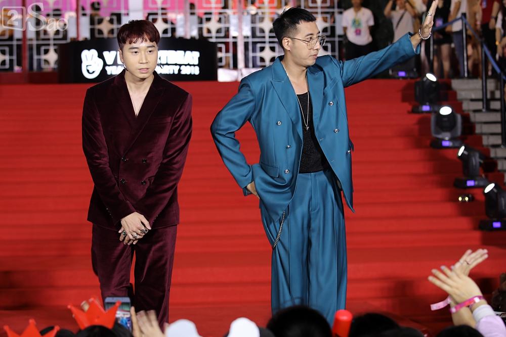 Soobin Hoàng Sơn lộ cằm nhọn hoắt, cứng đờ khi sánh đôi cùng Jiyeon trên thảm đỏ-10