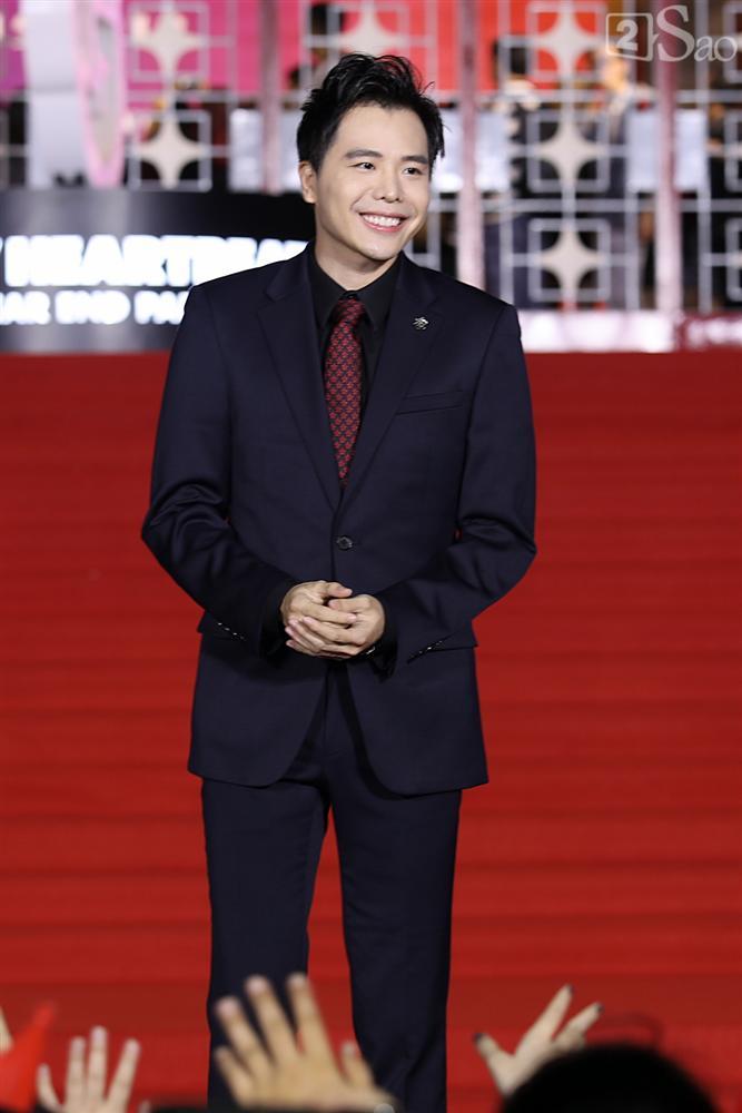 Soobin Hoàng Sơn lộ cằm nhọn hoắt, cứng đờ khi sánh đôi cùng Jiyeon trên thảm đỏ-9