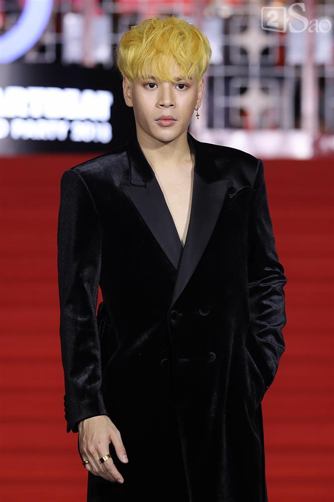 Soobin Hoàng Sơn lộ cằm nhọn hoắt, cứng đờ khi sánh đôi cùng Jiyeon trên thảm đỏ-16