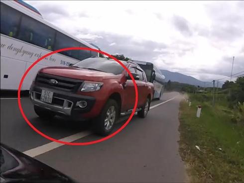 Video: Ô tô bán tải vượt kiểu 'cảm tử', suýt gây tai nạn thảm khốc