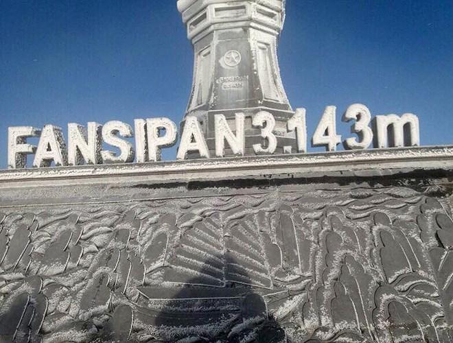 Đỉnh Fansipan đẹp ngỡ ngàng giữa trời tuyết trắng-1