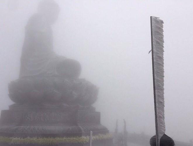 Đỉnh Fansipan đẹp ngỡ ngàng giữa trời tuyết trắng-9