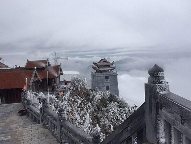 Đỉnh Fansipan đẹp ngỡ ngàng giữa trời tuyết trắng-10