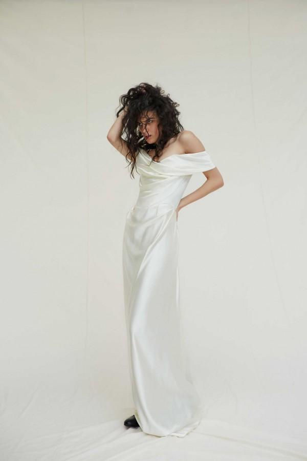 Ngắm nghía chiếc váy cưới chất liệu satin rất đỗi giản dị và thướt tha của Miley Cyrus-3