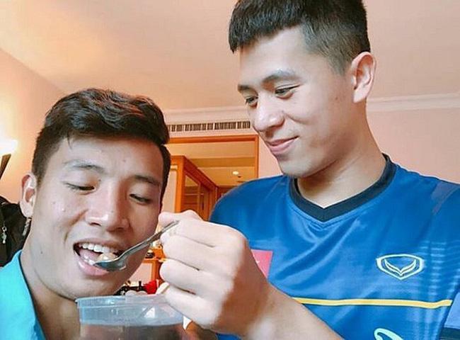 Có ai như Bùi Tiến Dũng, ốm đau không tìm người yêu lại đổ lỗi do thiếu hơi Đình Trọng nên sinh bệnh-3