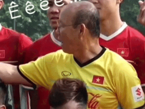 Ở tuyển Việt Nam, đáng yêu nhất phải là thầy Park: Hết nựng má, đắp mặt nạ lại đến rủ học trò 'bắn tim' khi chụp ảnh