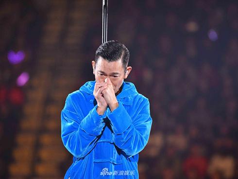 Nhà đầu tư cho người giăng biển đòi nợ, tố Lưu Đức Hoa lừa đảo giữa đường phố Hong Kong-6