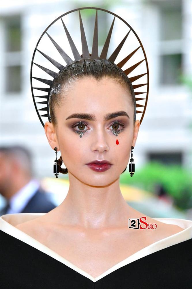 Angela Phương Trinh bị so sánh là bản fake của Lily Collins ở Met Gala 2018 và phản ứng thú vị của cộng đồng mạng-4