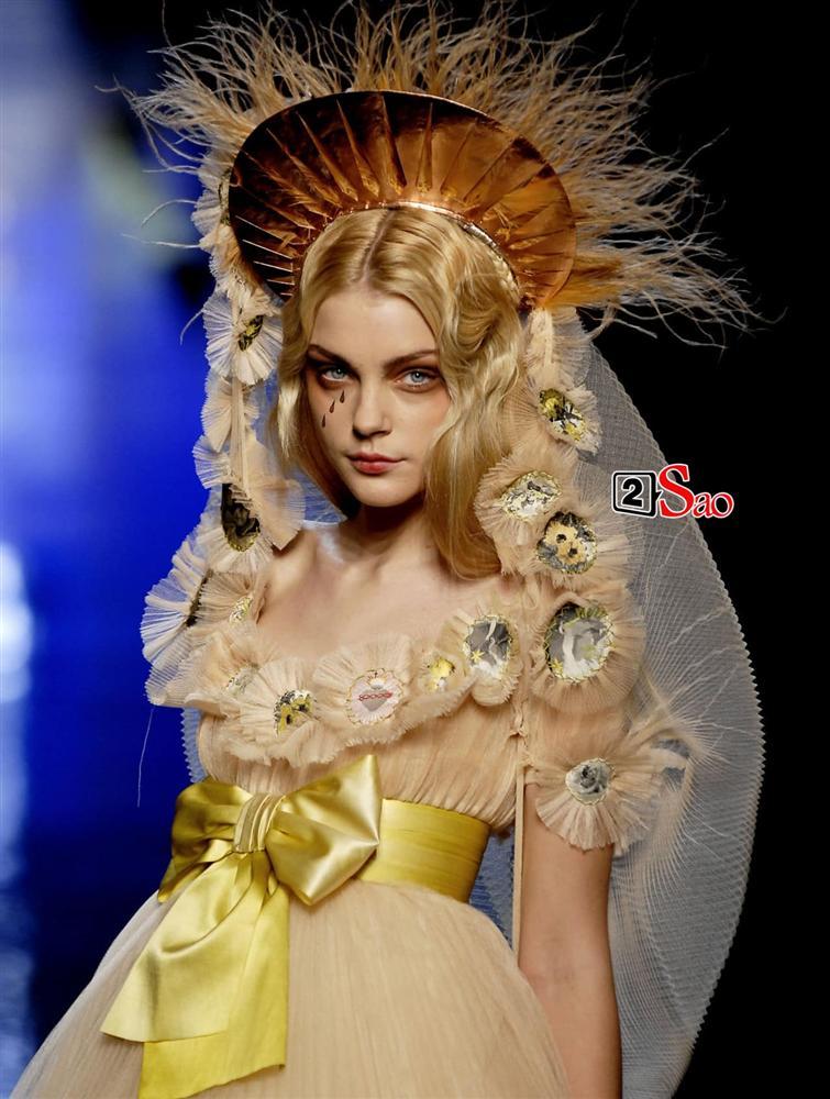 Angela Phương Trinh bị so sánh là bản fake của Lily Collins ở Met Gala 2018 và phản ứng thú vị của cộng đồng mạng-13