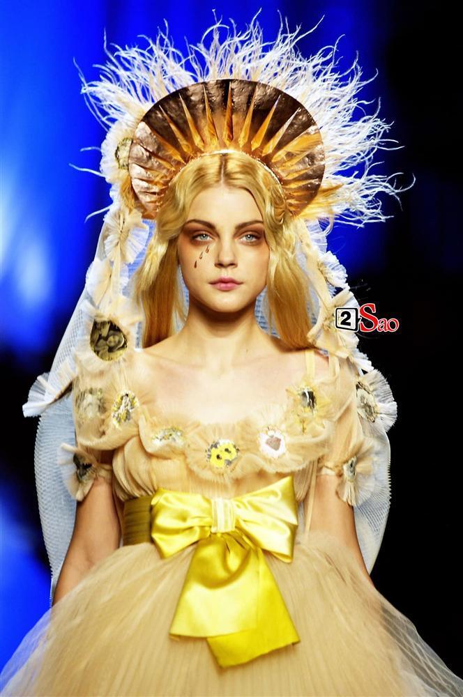 Angela Phương Trinh bị so sánh là bản fake của Lily Collins ở Met Gala 2018 và phản ứng thú vị của cộng đồng mạng-16