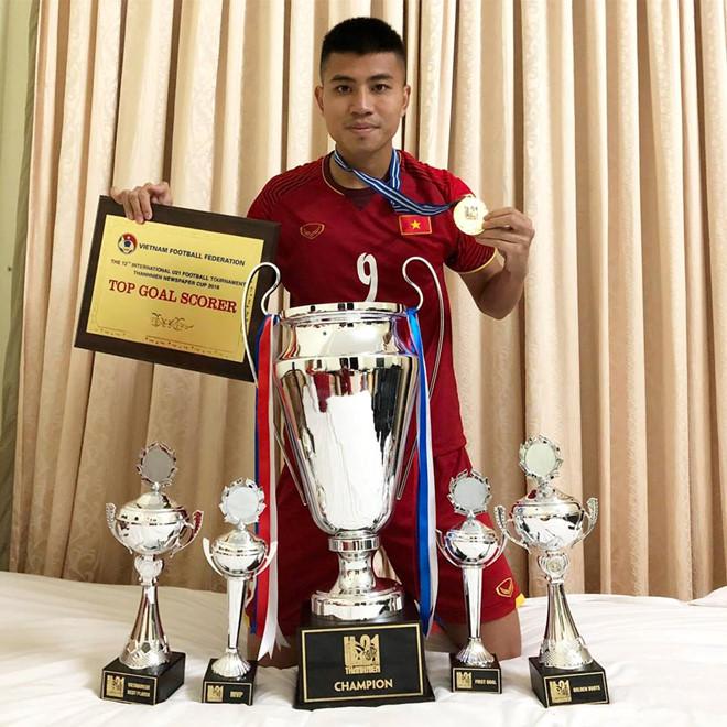 Bạn gái hoa khôi cao 1,74 m của cầu thủ Đinh Thanh Bình-1