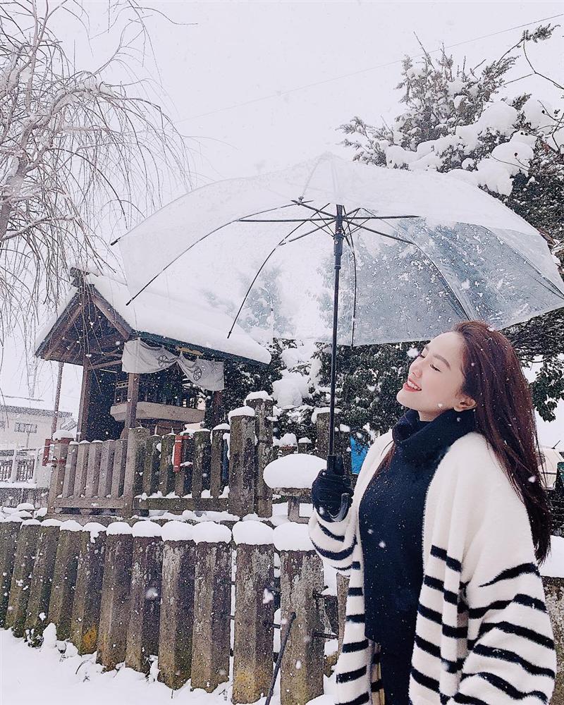 Trấn Thành kêu trời khi chứng kiến Hari Won ăn uống bất chấp rồi dán bùa cương thi lên mặt-3