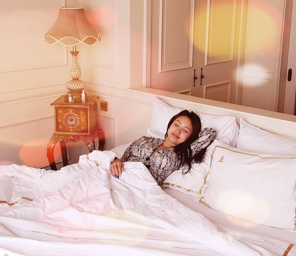 Trấn Thành kêu trời khi chứng kiến Hari Won ăn uống bất chấp rồi dán bùa cương thi lên mặt-11