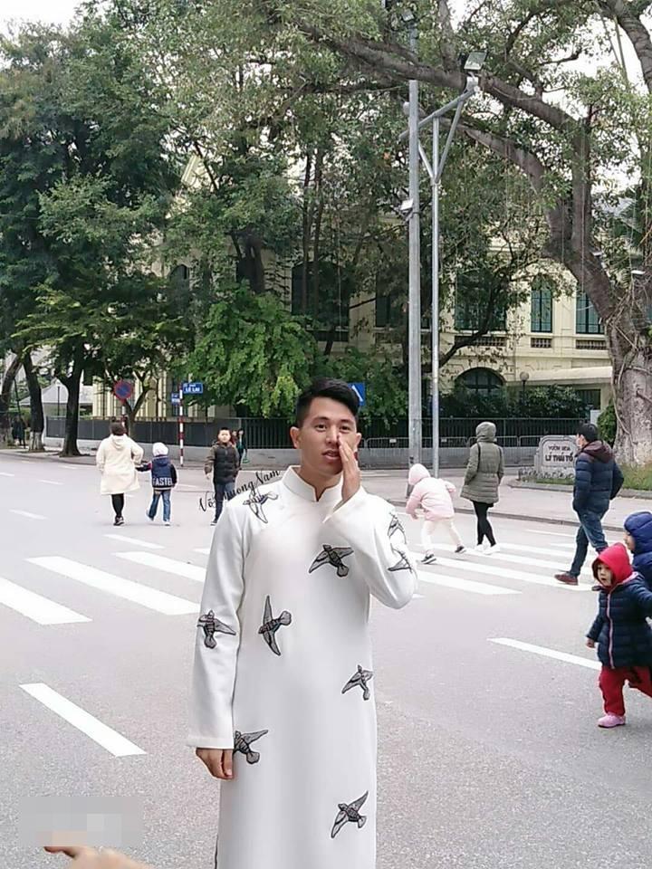 Đình Trọng thoát kiếp sơ vin khi lần đầu diện áo dài trắng đại náo phố đi bộ Hồ Gươm-3