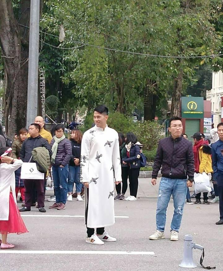 Đình Trọng thoát kiếp sơ vin khi lần đầu diện áo dài trắng đại náo phố đi bộ Hồ Gươm-2