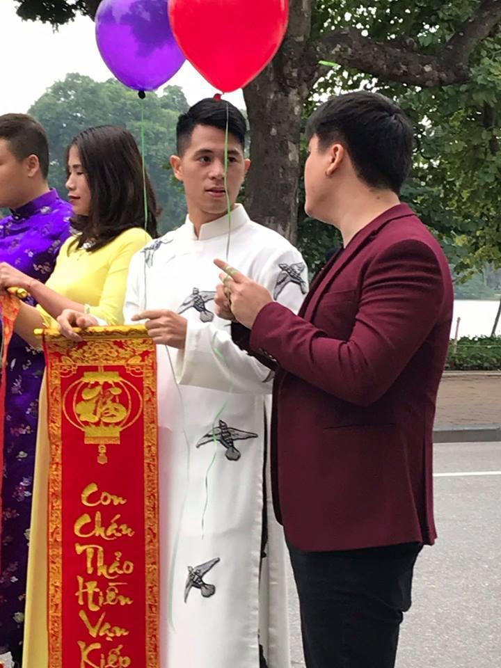 Đình Trọng thoát kiếp sơ vin khi lần đầu diện áo dài trắng đại náo phố đi bộ Hồ Gươm-4