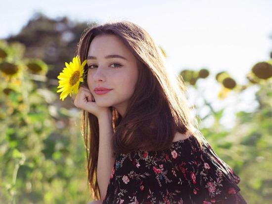 Hotgirl Nga có hơn một triệu fan trên mạng vì xinh như búp bê
