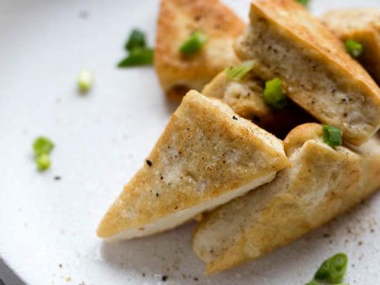 5 phút là đã có ngay món đậu phụ rang muối tiêu vừa ngon vừa dễ làm