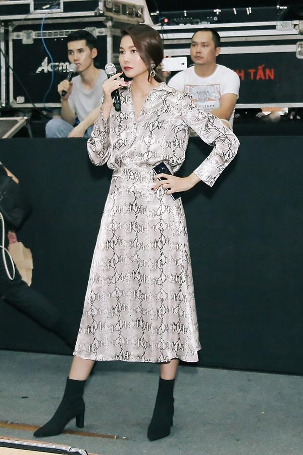 Thanh Hằng lạnh lùng đáng sợ khi chỉ đạo học trò tổng duyệt chung kết The Face Vietnam 2018-2