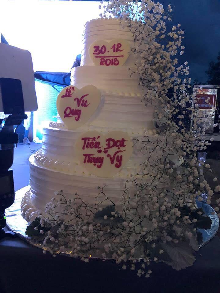 Tiến Đạt diện vest cực bảnh, được cô dâu Thụy Vy chăm chút tình tứ hết nấc trong lễ thành hôn-3