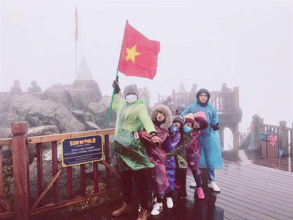 Bất chấp mưa lạnh, giới trẻ vẫn liên tục khoe ảnh ở Sa Pa-7