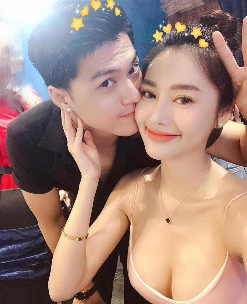 Hết hồn ngắm Angela Phương Trinh mặc váy ngắn tung tăng đón cái rét 9 độ của Hà Nội-9