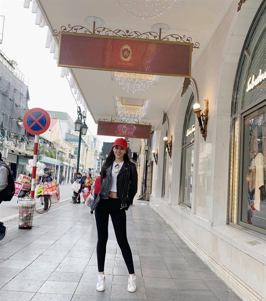 Hết hồn ngắm Angela Phương Trinh mặc váy ngắn tung tăng đón cái rét 9 độ của Hà Nội-2