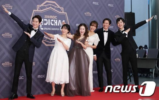 Thảm đỏ MBC Drama Awards 2018: Seohyun khoe sắc cùng ác nữ Lee Yoo Ri, Moon Ga Young-11