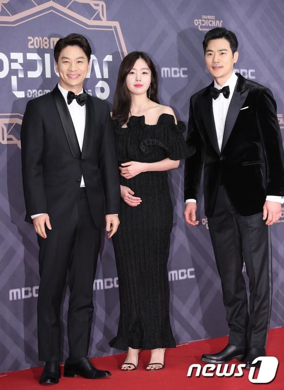 Thảm đỏ MBC Drama Awards 2018: Seohyun khoe sắc cùng ác nữ Lee Yoo Ri, Moon Ga Young-13