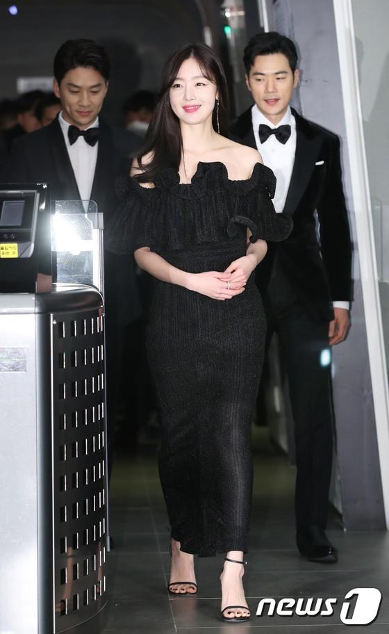 Thảm đỏ MBC Drama Awards 2018: Seohyun khoe sắc cùng ác nữ Lee Yoo Ri, Moon Ga Young-14