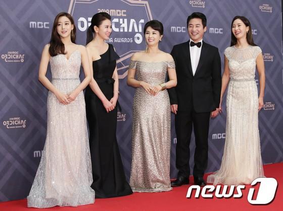 Thảm đỏ MBC Drama Awards 2018: Seohyun khoe sắc cùng ác nữ Lee Yoo Ri, Moon Ga Young-17