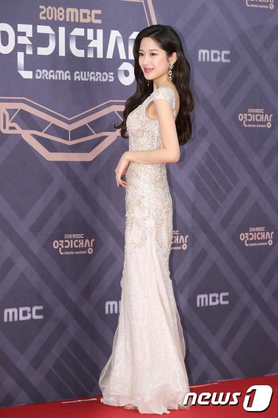 Thảm đỏ MBC Drama Awards 2018: Seohyun khoe sắc cùng ác nữ Lee Yoo Ri, Moon Ga Young-20