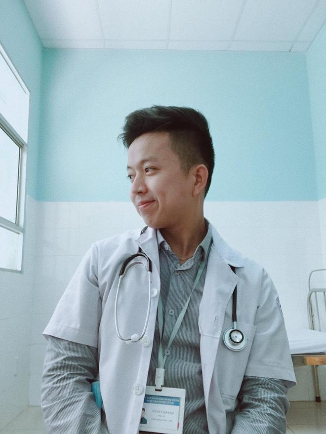 GÓC LO Ế: Tranh thủ đi khám bà ngoại cao tay cua luôn bác sĩ điển trai cho cháu gái khiến dân tình thích thú-1