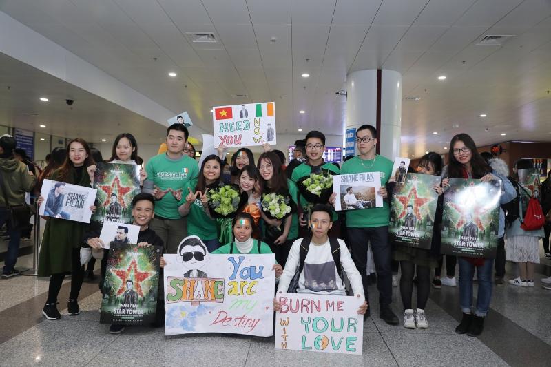 Fan Việt chịu đựng gió lạnh 10 độ trong nhiều giờ để đón Shane Filan-2