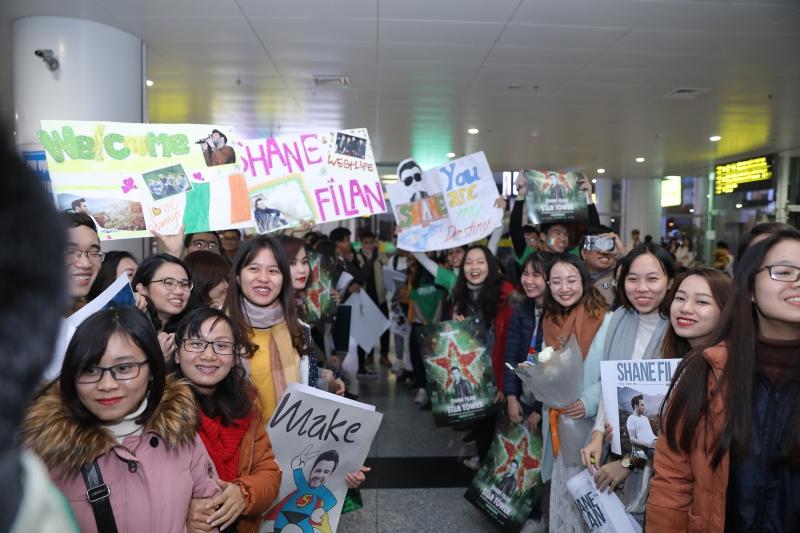 Fan Việt chịu đựng gió lạnh 10 độ trong nhiều giờ để đón Shane Filan-3